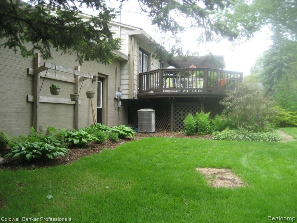 70 Stark Road Rochester, MI 48307 - Photo 28 of 35 Stark - Lush Landscaping 010.jpg