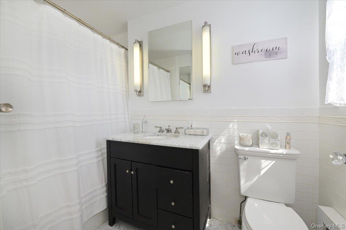 8 Barstow Road, Unit 7C Great Neck, NY 11021 - Photo 13 of 39 Full Bath with Window