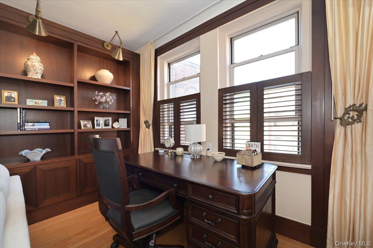 8 Barstow Road, Unit 7C Great Neck, NY 11021 - Photo 2 of 39 Living Room