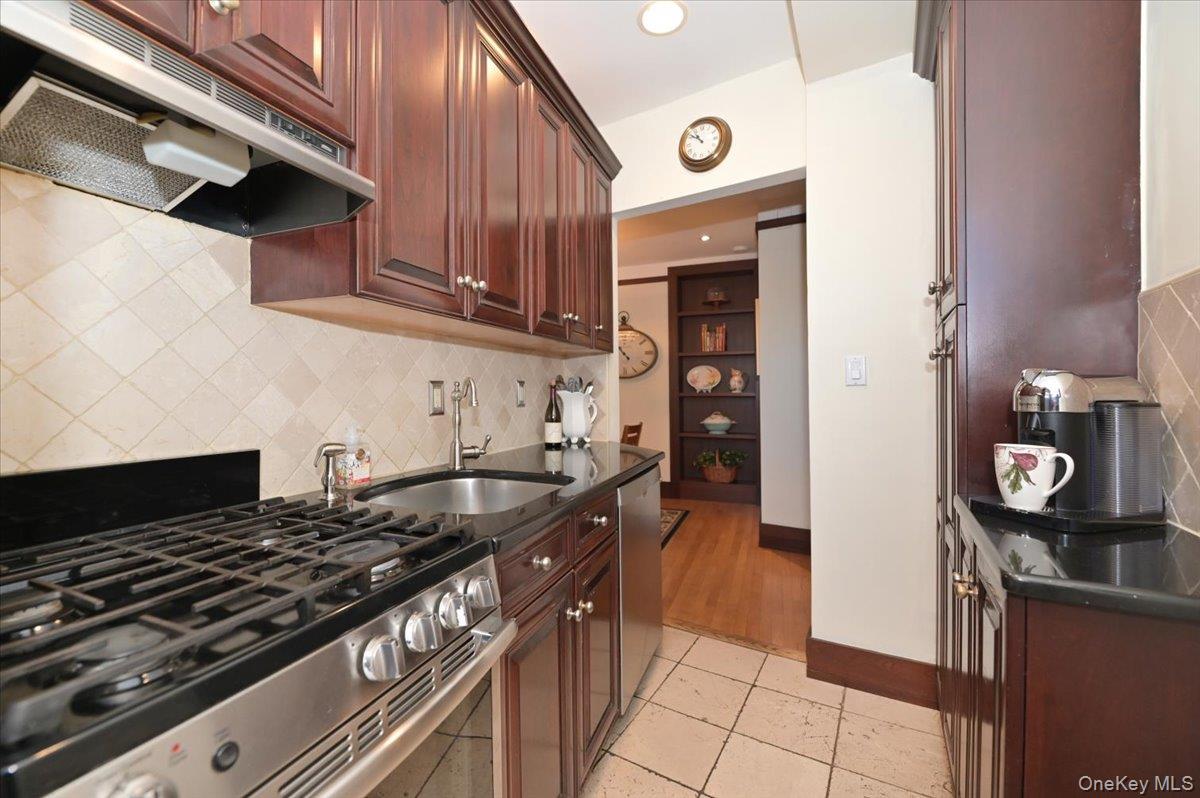 8 Barstow Road, Unit 7C Great Neck, NY 11021 - Photo 21 of 39 Kitchen