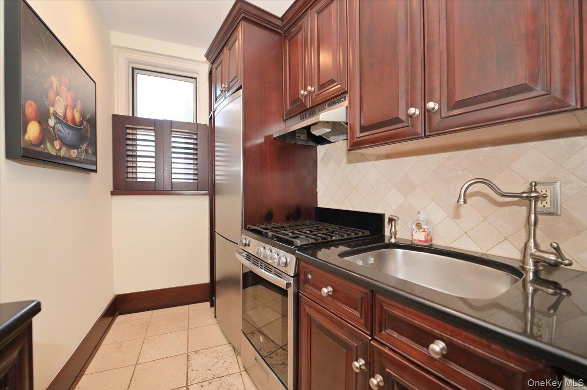 8 Barstow Road, Unit 7C Great Neck, NY 11021 - Photo 22 of 39 Kitchen