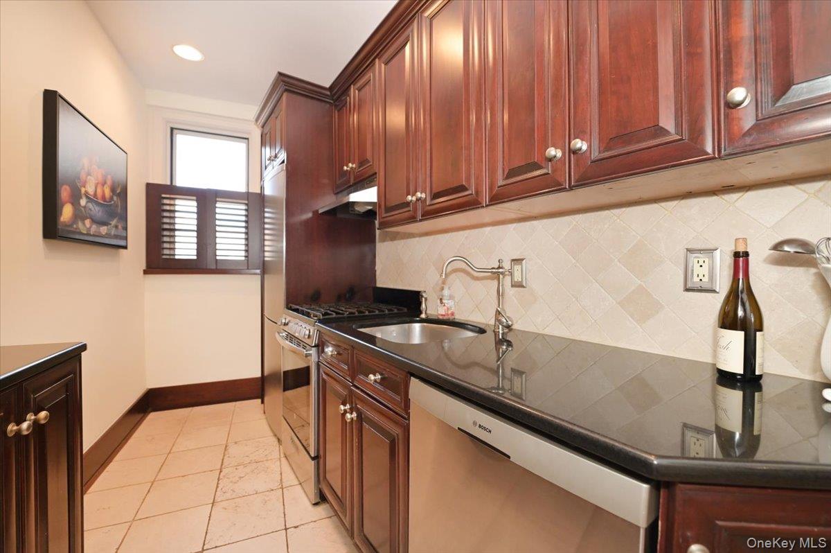 8 Barstow Road, Unit 7C Great Neck, NY 11021 - Photo 23 of 39 Kitchen