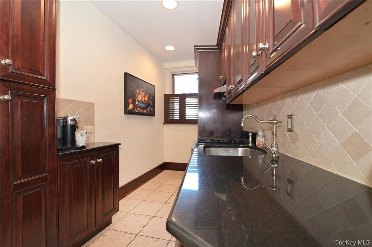 8 Barstow Road, Unit 7C Great Neck, NY 11021 - Photo 24 of 39 Kitchen