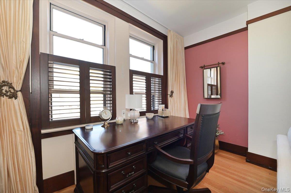 8 Barstow Road, Unit 7C Great Neck, NY 11021 - Photo 3 of 39 Living Room