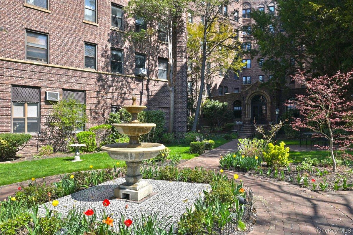 8 Barstow Road, Unit 7C Great Neck, NY 11021 - Photo 31 of 39 Resident Courtyard