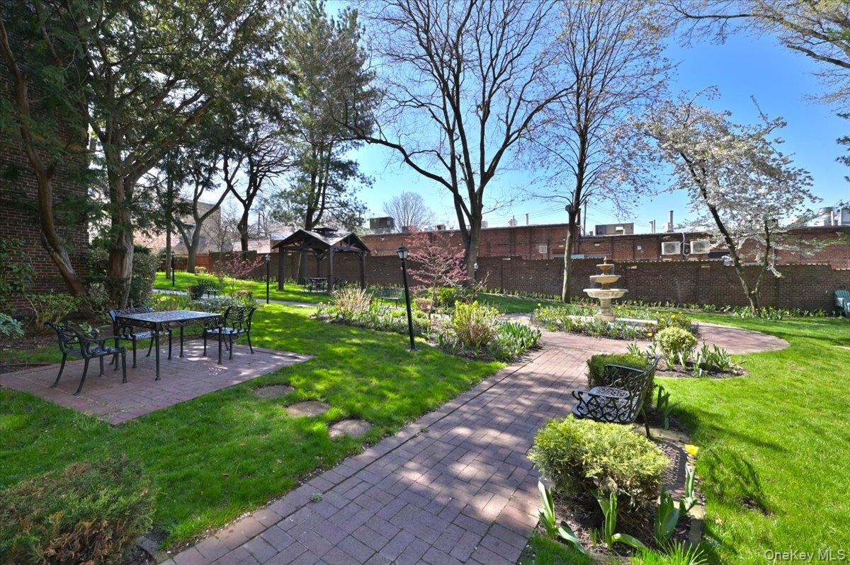 8 Barstow Road, Unit 7C Great Neck, NY 11021 - Photo 32 of 39 Resident Courtyard