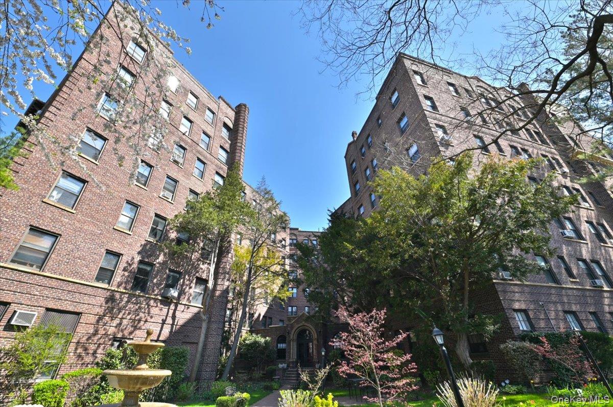 8 Barstow Road, Unit 7C Great Neck, NY 11021 - Photo 33 of 39 Resident Courtyard