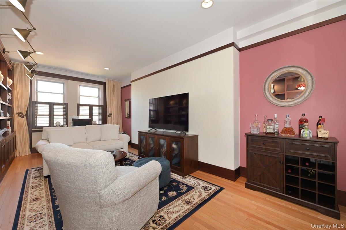 8 Barstow Road, Unit 7C Great Neck, NY 11021 - Photo 5 of 39 Living Room