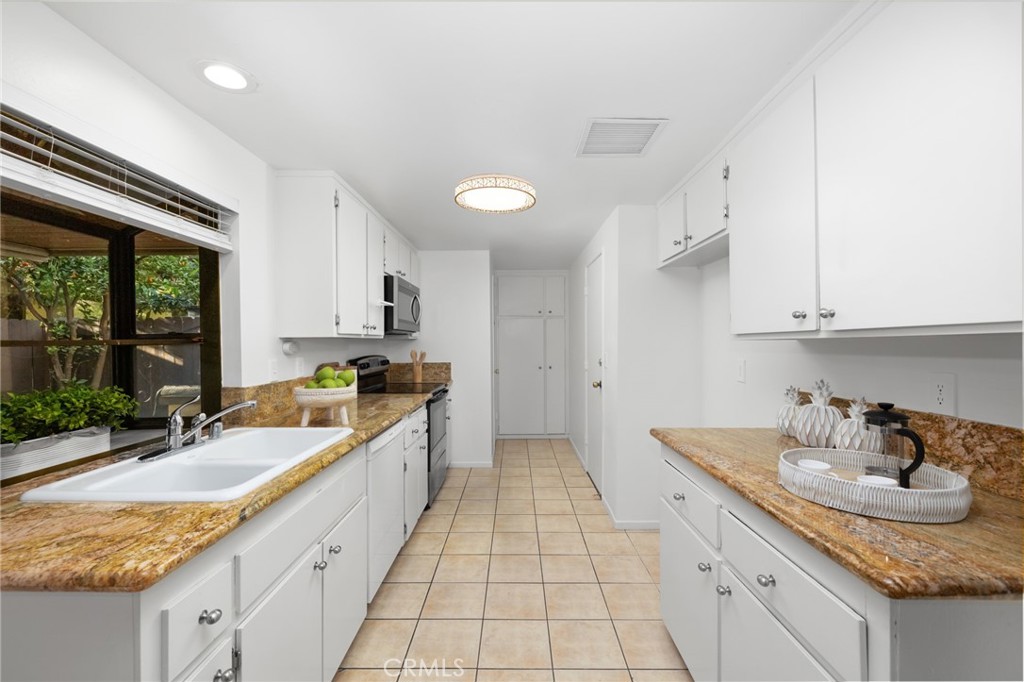 914 Fairview Avenue, Unit 13 Arcadia, CA 91007 - Photo 15 of 39 a large kitchen with granite countertop a sink and a stove