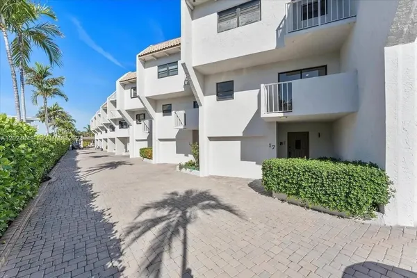 $8,900 | 1222 Hillsboro Mile, Unit 15, Hillsboro Beach, FL 33064