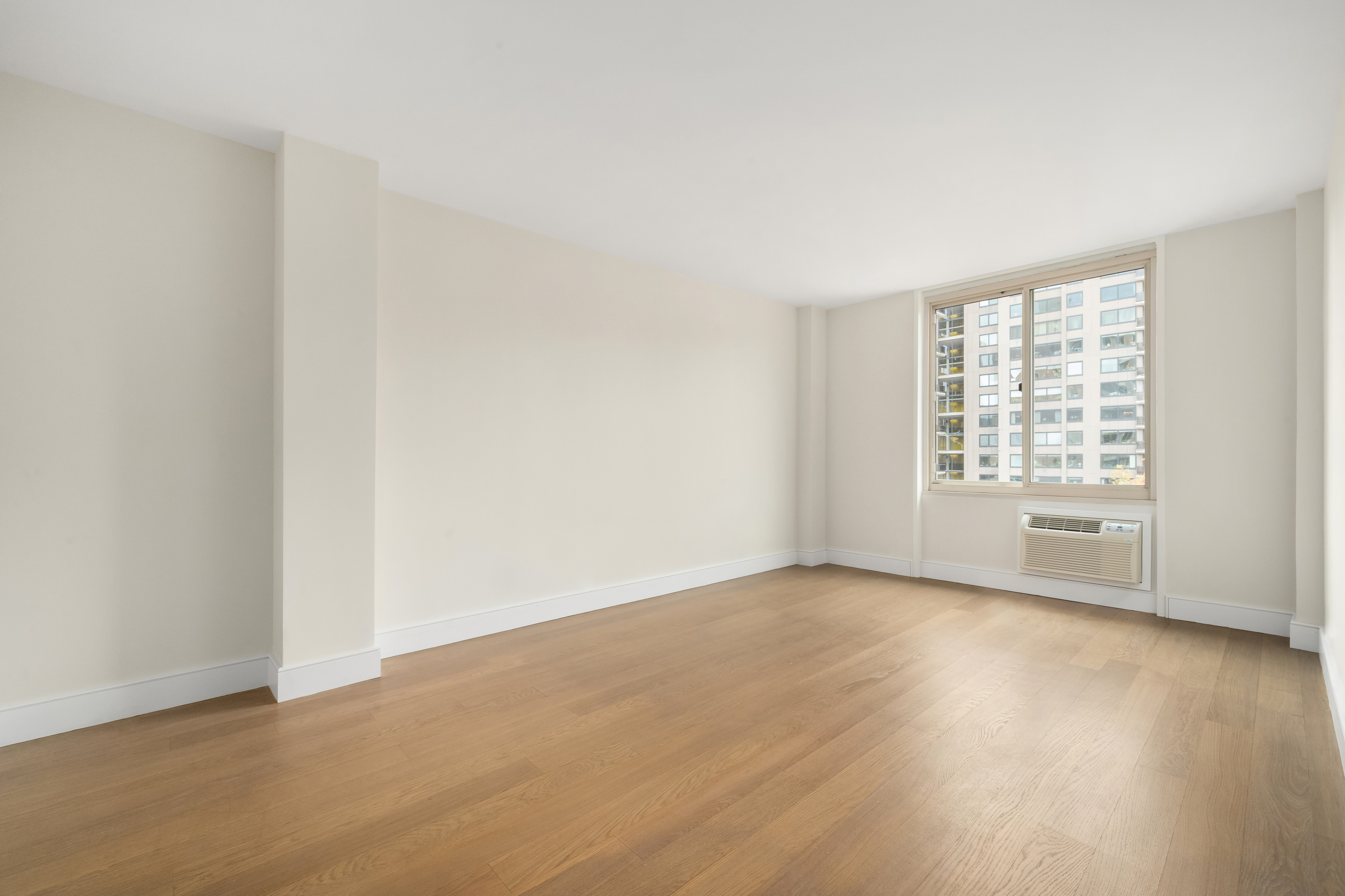 555 Main Street, Unit 806 Manhattan, NY 10044 - Photo 6 of 17