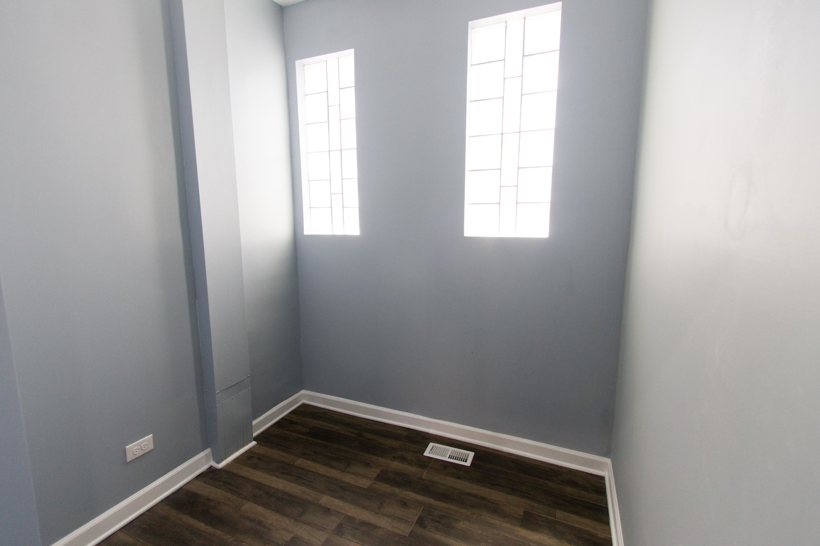 6519 28th Street Berwyn, IL 60402 - Photo 9 of 28 an empty room with windows