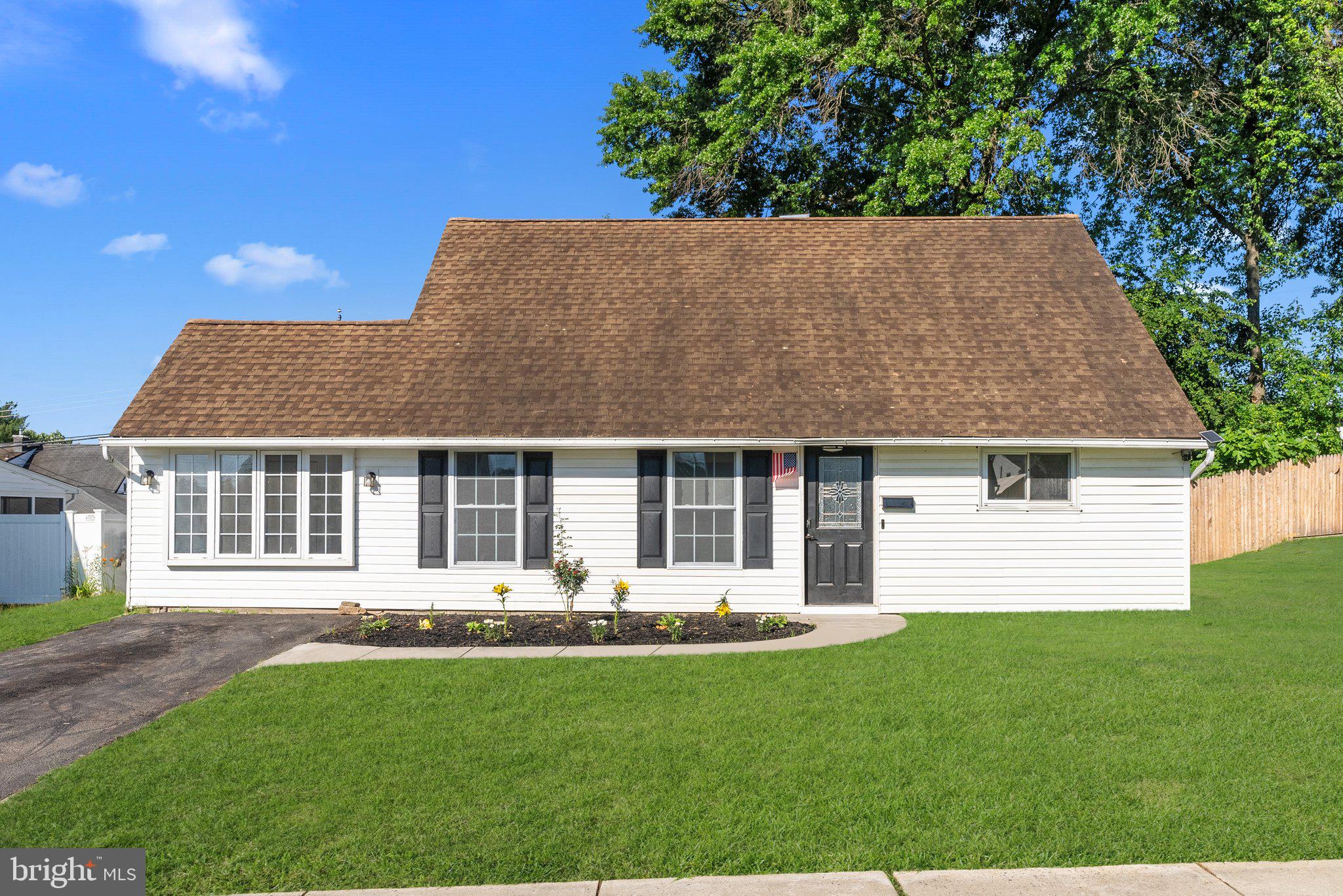 11 Honey Locust Road Levittown, PA 19056 - Photo 3 of 49 Gallery Image 3