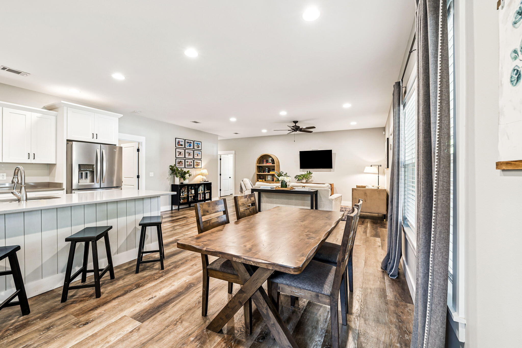 82 Live Oak Street Freeport, FL 32439 - Photo 4 of 22 a view of a dining room with furniture