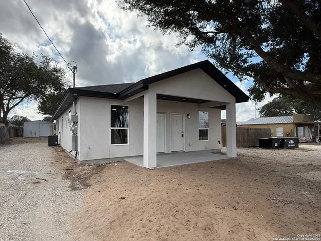 $1,100 | 3274 Interstate 35, Unit 2, Natalia, TX 78059