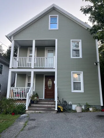 a view of front of a house with a yard
