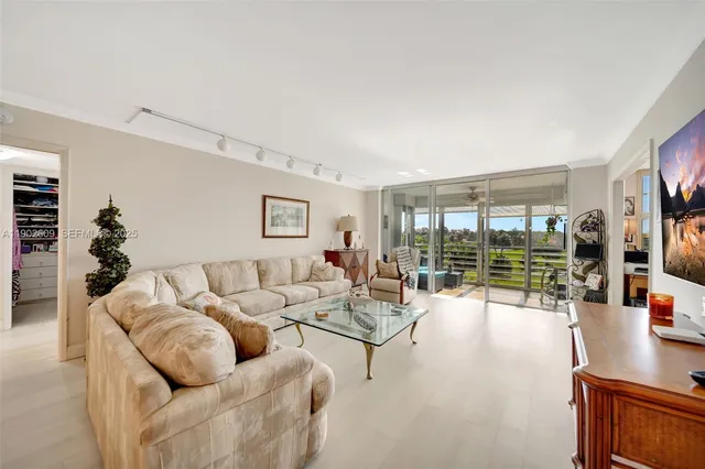 $299,000 | 3980 Oaks Clubhouse Drive, Unit 409, Pompano Beach, FL 33069