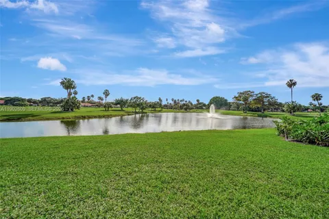 $299,000 | 3980 Oaks Clubhouse Drive, Unit 409, Pompano Beach, FL 33069