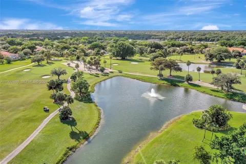 $299,000 | 3980 Oaks Clubhouse Drive, Unit 409, Pompano Beach, FL 33069