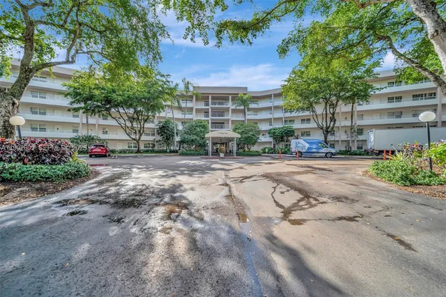 $299,000 | 3980 Oaks Clubhouse Drive, Unit 409, Pompano Beach, FL 33069
