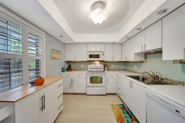 $294,999 | 3980 Oaks Clubhouse Drive, Unit 409, Pompano Beach, FL 33069