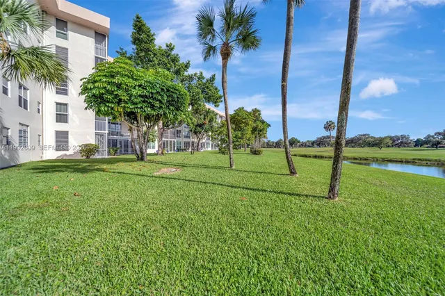 $299,000 | 3980 Oaks Clubhouse Drive, Unit 409, Pompano Beach, FL 33069