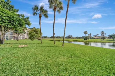 $299,000 | 3980 Oaks Clubhouse Drive, Unit 409, Pompano Beach, FL 33069