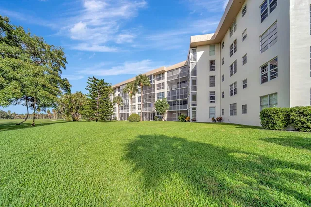 $299,000 | 3980 Oaks Clubhouse Drive, Unit 409, Pompano Beach, FL 33069