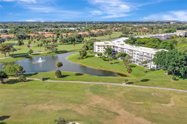 $299,000 | 3980 Oaks Clubhouse Drive, Unit 409, Pompano Beach, FL 33069