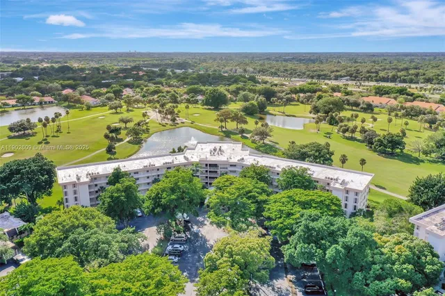 $299,000 | 3980 Oaks Clubhouse Drive, Unit 409, Pompano Beach, FL 33069