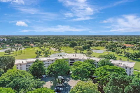 $299,000 | 3980 Oaks Clubhouse Drive, Unit 409, Pompano Beach, FL 33069