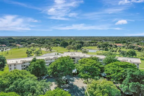 $299,000 | 3980 Oaks Clubhouse Drive, Unit 409, Pompano Beach, FL 33069