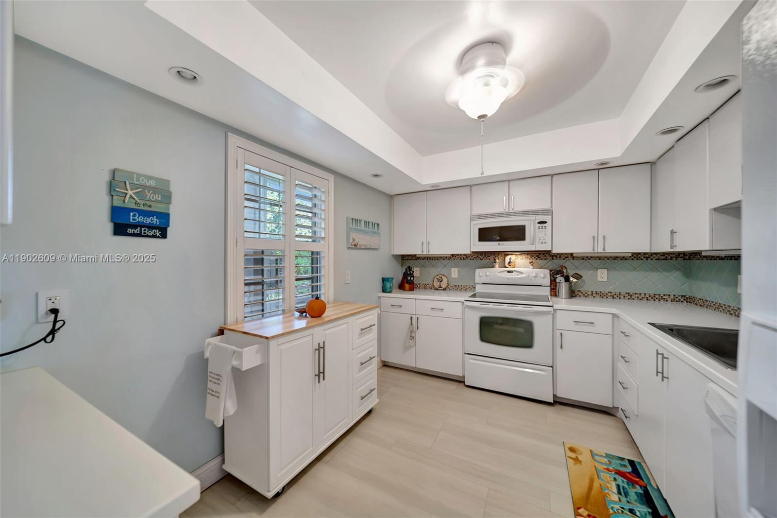 3980 Oaks Clubhouse Drive, Unit 409 Pompano Beach, FL 33069 - Photo 8 of 70