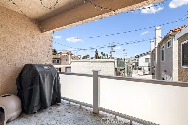 209 13th Street, Unit D Huntington Beach, CA 92648 - Photo 23 of 34 a kitchen with stainless steel appliances granite countertop a refrigerator and a stove