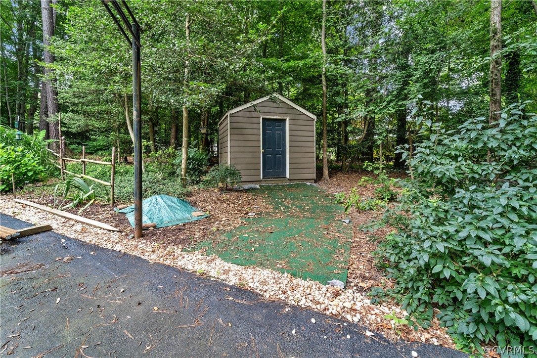 5609 North Chase Road Midlothian, VA 23112 - Photo 40 of 43 a backyard of a house with plants and large tree