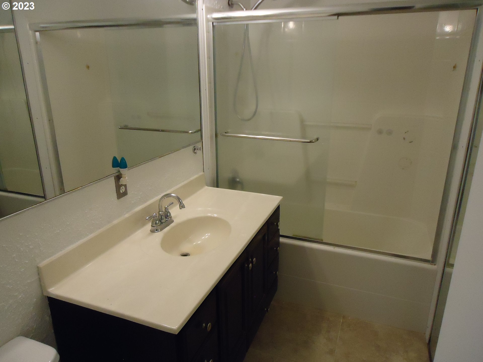 954 Quinalt Street Springfield, OR 97477 - Photo 12 of 18 a bathroom with a sink and a mirror