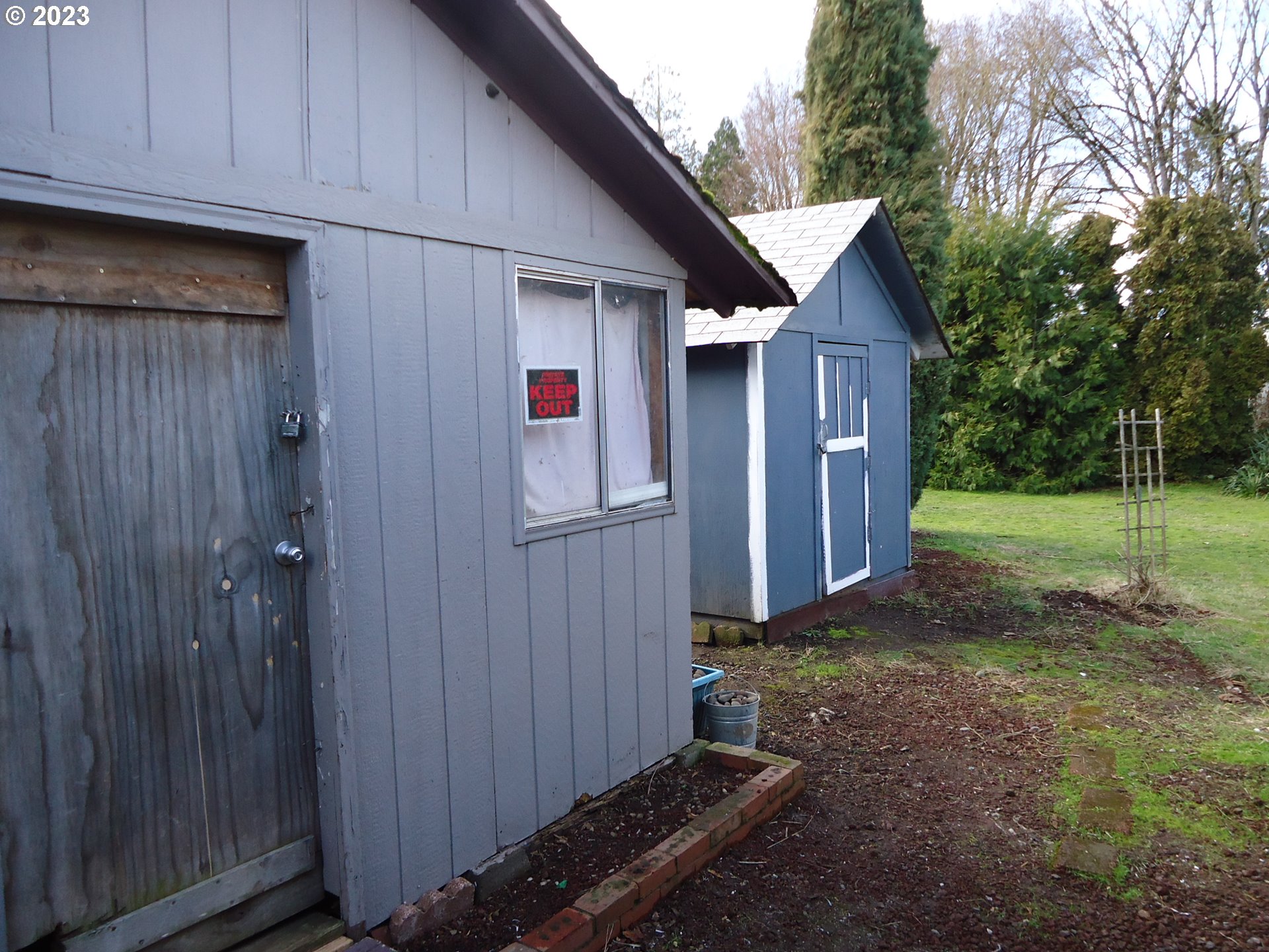 954 Quinalt Street Springfield, OR 97477 - Photo 17 of 18 a backyard of a house