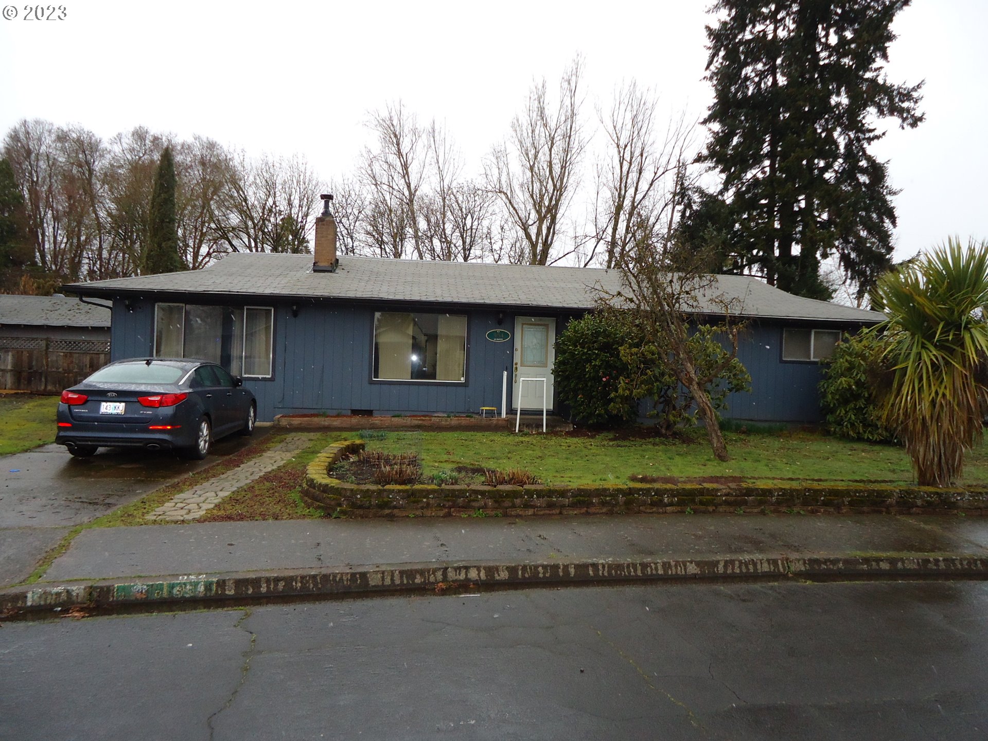 954 Quinalt Street Springfield, OR 97477 - Photo 2 of 18 a front view of a house with a garden