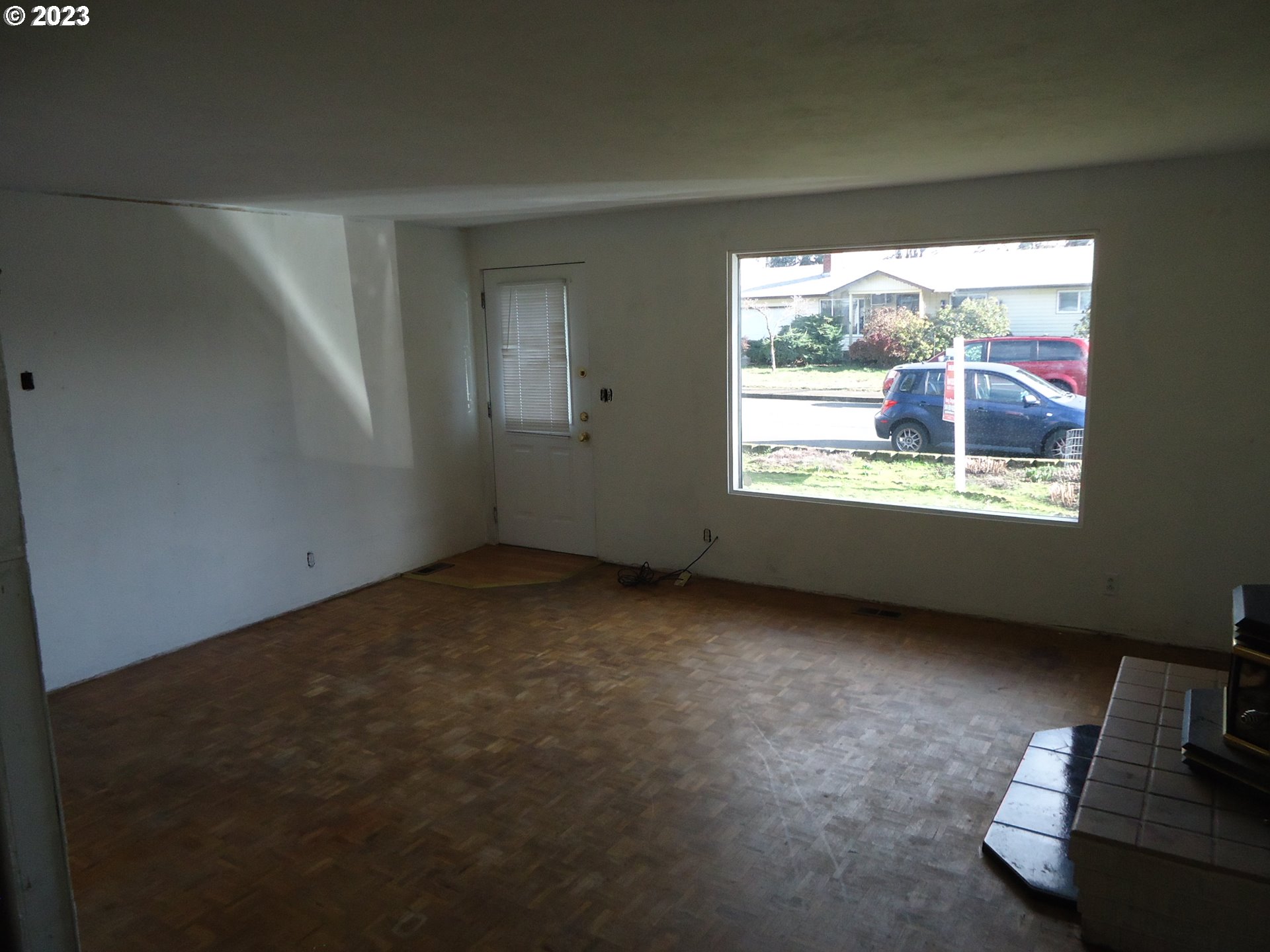 954 Quinalt Street Springfield, OR 97477 - Photo 3 of 18 an empty room with a window