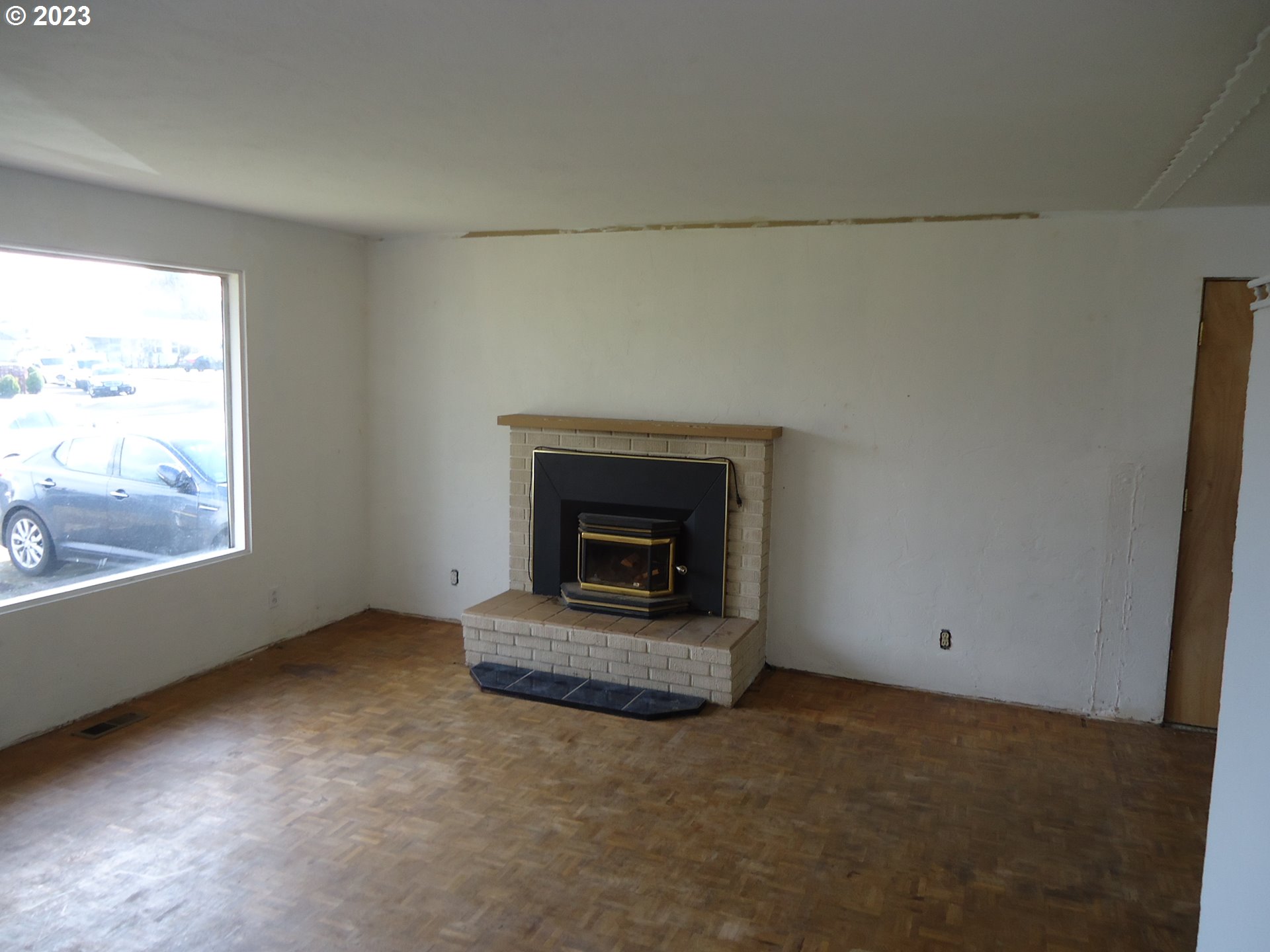 954 Quinalt Street Springfield, OR 97477 - Photo 4 of 18 a view of an empty room with a window