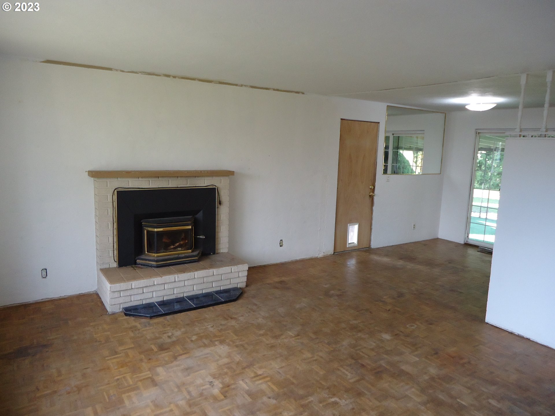 954 Quinalt Street Springfield, OR 97477 - Photo 5 of 18 a view of empty room with a fireplace