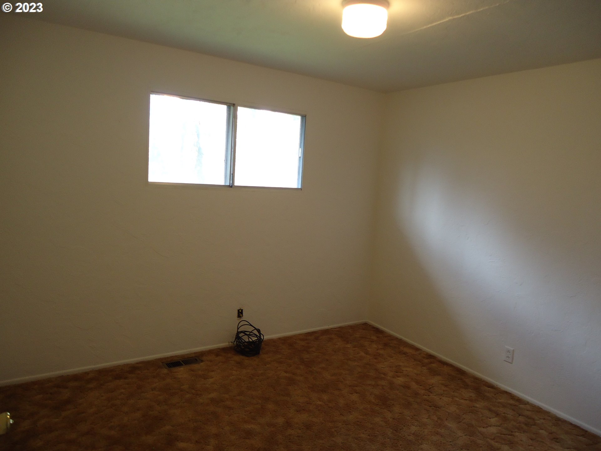954 Quinalt Street Springfield, OR 97477 - Photo 10 of 18 an empty room with a window