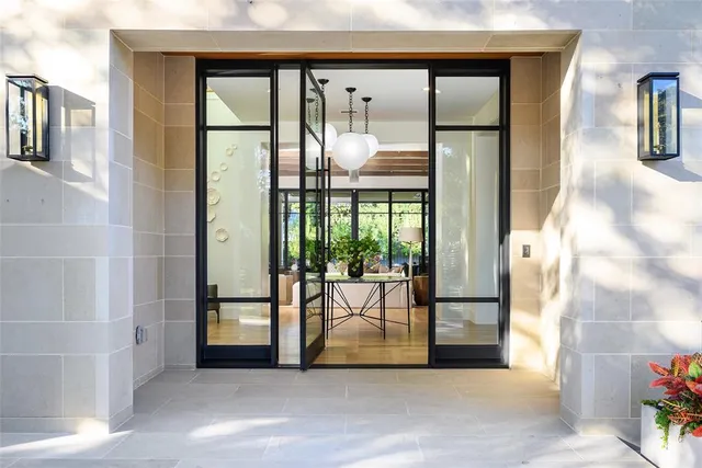 a view of livingroom with furniture