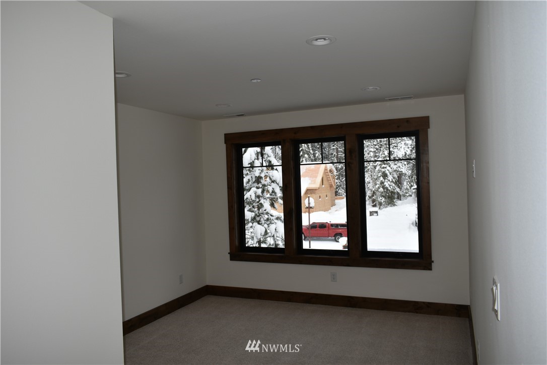1421 Kokanee Loop Cle Elum, WA 98922 - Photo 18 of 33 a view of empty room with window