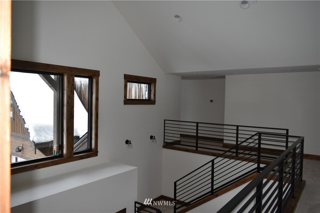 1421 Kokanee Loop Cle Elum, WA 98922 - Photo 19 of 33 a view of a hallway with wooden floor and windows