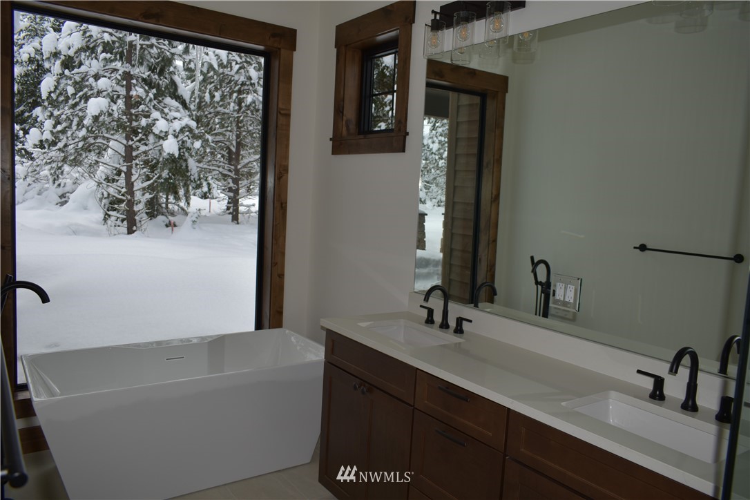 1421 Kokanee Loop Cle Elum, WA 98922 - Photo 24 of 33 a bathroom with a bathtub sink and mirror
