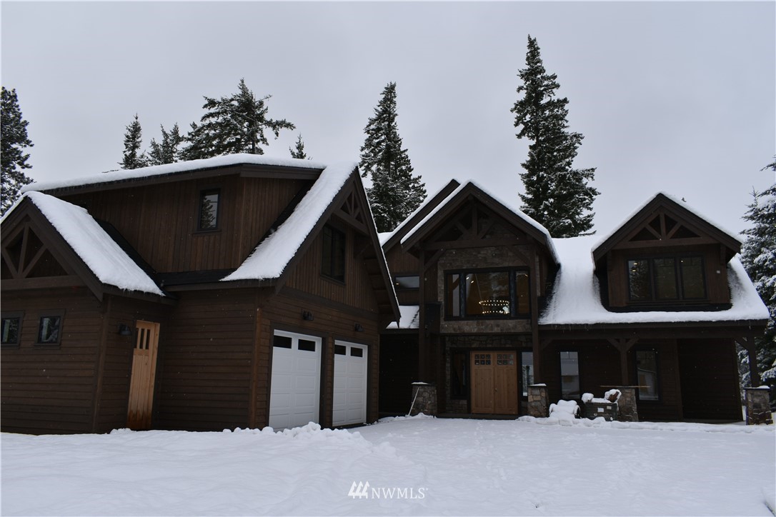 1421 Kokanee Loop Cle Elum, WA 98922 - Photo 3 of 33 a front view of a house with a yard and garage