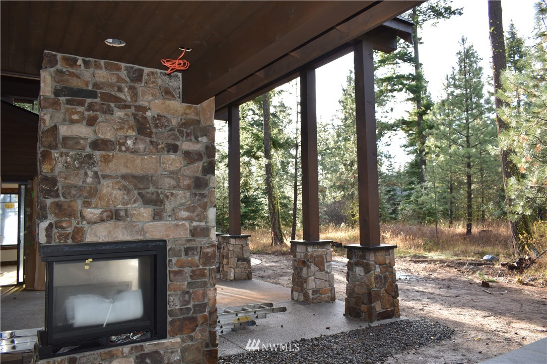 1421 Kokanee Loop Cle Elum, WA 98922 - Photo 32 of 33 a living room with furniture and a fireplace