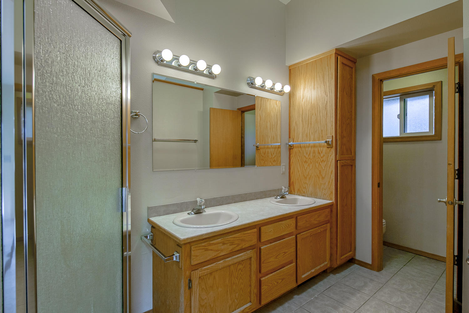 64597 McGrath Road Bend, OR 97701 - Photo 18 of 40 a bathroom with a double vanity sink and a mirror