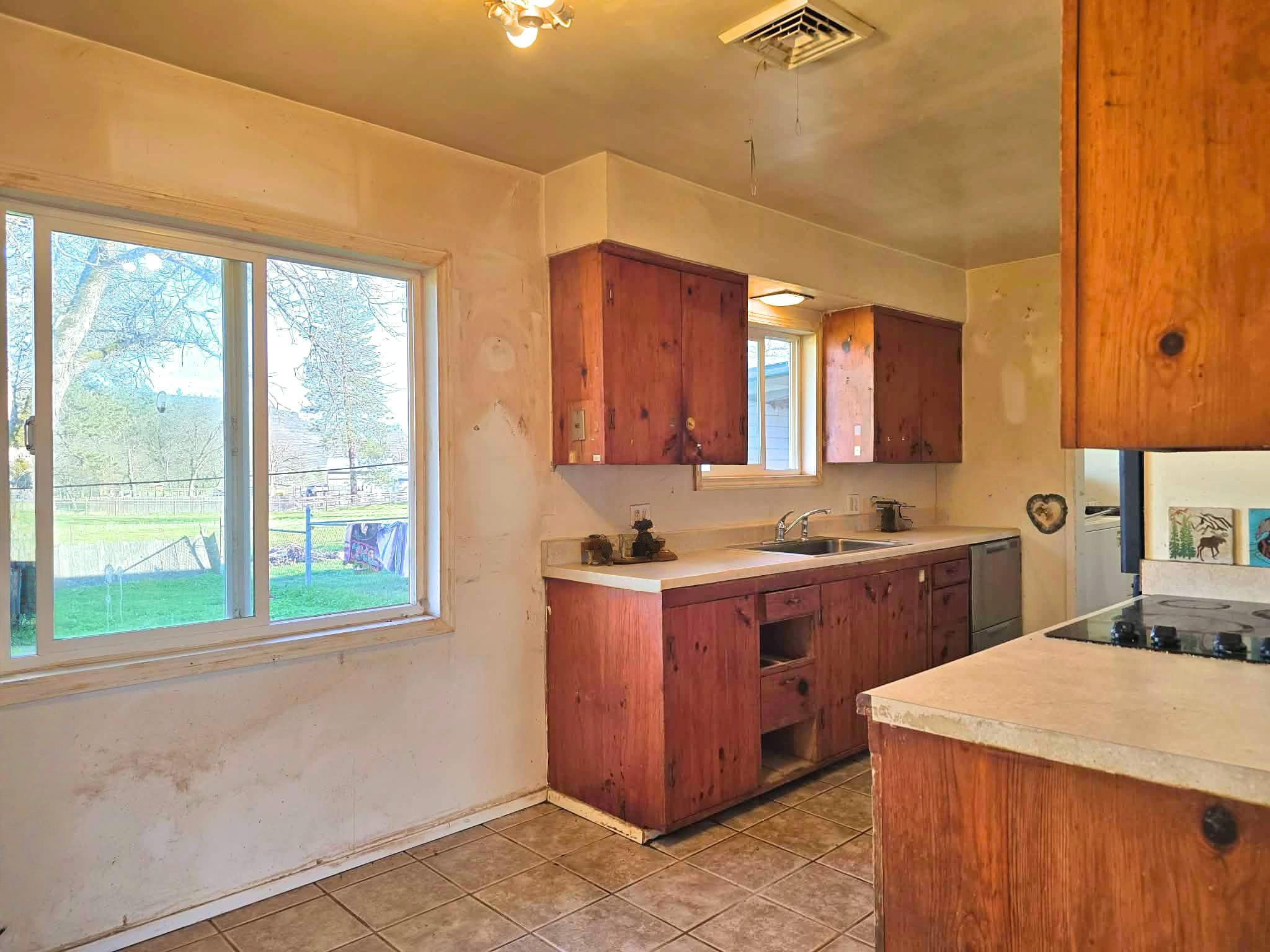 11220 Duggan Road White City, OR 97503 - Photo 9 of 28 faee896b-e9bc-4f8f-8316-ec3bcb27f8e8-fot